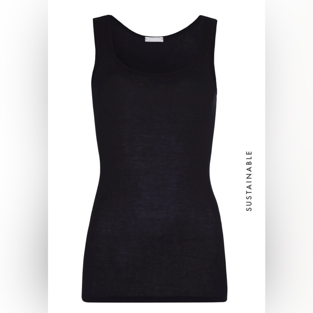 Hanro | Black and White Tanks